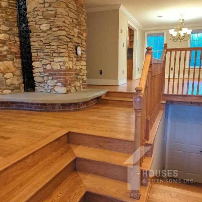 Building Photo - 443 Chastain Rd