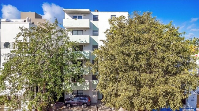 Building Photo - 1418 Collins Ave