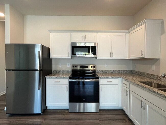 Building Photo - **OFFERING $50 RENT DISCOUNT FOR FIRST 6 MONTHS, REFUNDABLE APPLICATION FEES & $150 MOVE IN PROMO...