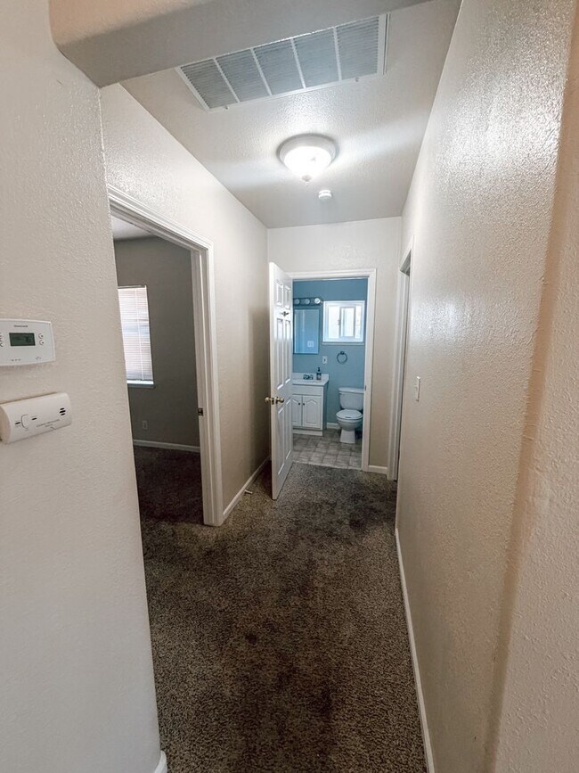 Building Photo - 2/1 Home in Livermore Available Now!