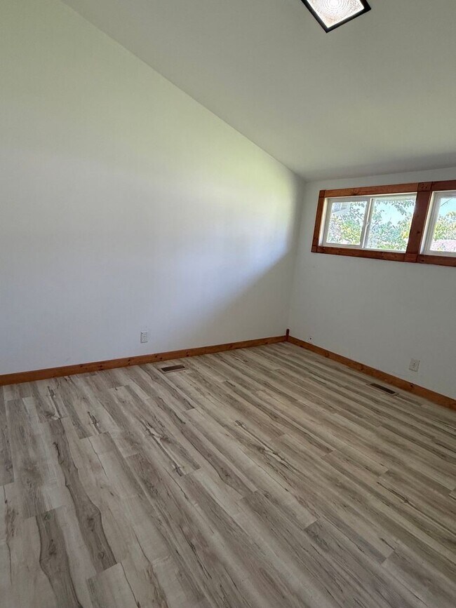 Building Photo - Fresh Interior