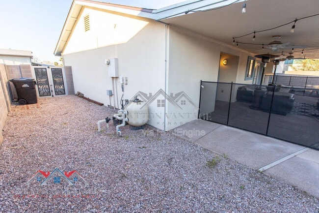 Building Photo - 1735 W Pampa Ave