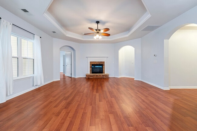 Building Photo - 586 Harrison Dr NW