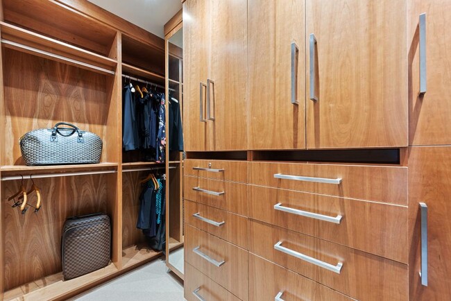 Building Photo - The Escala Condominiums - 3 bedrooms