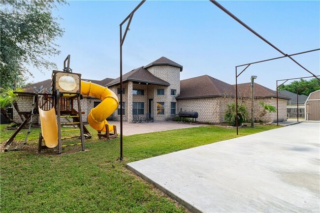 Building Photo - 2314 Woodland Dr