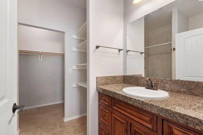 Building Photo - Charming 2 Bedroom, 2 Bath Duplex in an Excellent Location!