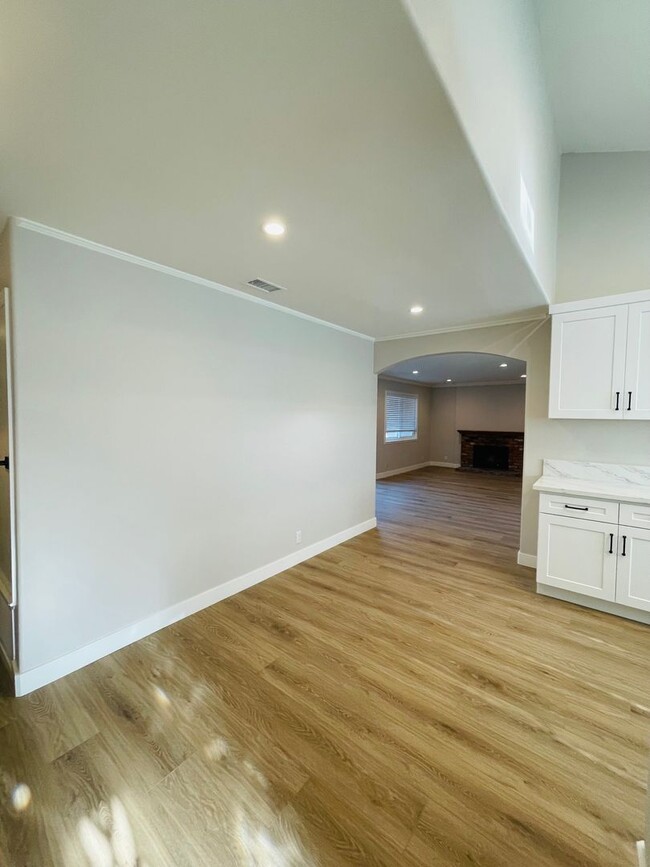 Building Photo - Amazing renovated 4 bedroom 2 full bath si...