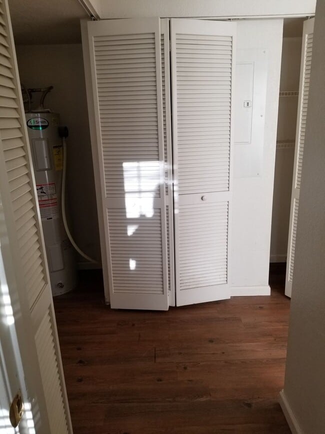 Building Photo - 3 bedroom 2.5 bathroom town house for rent