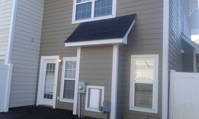 Building Photo - Lovely Townhome in Southeast Columbia