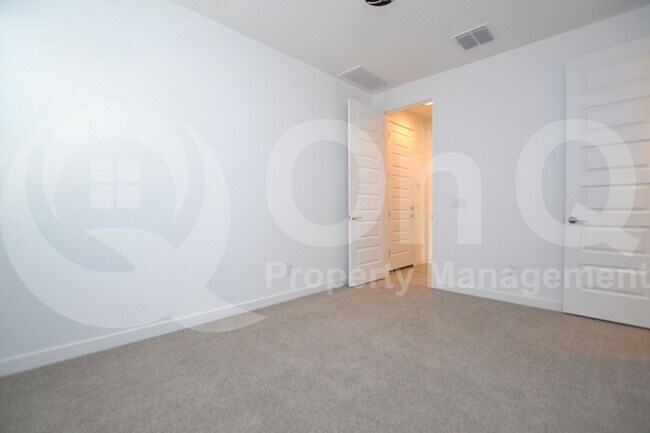 Building Photo - 9213 W Glenrosa Ave