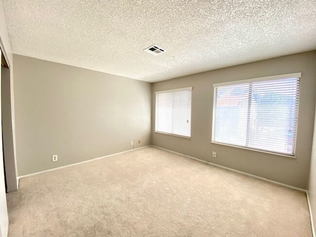 Building Photo - Renovated townhome features 2 Beds and 1.5...