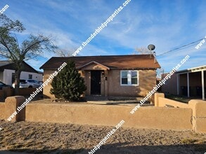 Building Photo - 2 bedrooms, 1 bath in North Valley