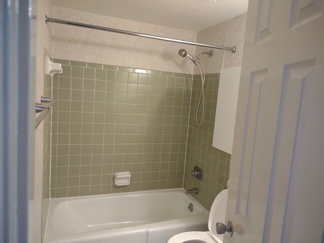 Building Photo - Marvellous Two Bedroom Condo With Perks!