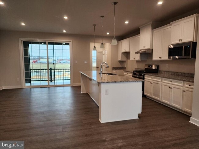 Building Photo - 321 E Cochran St