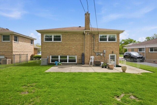 Building Photo - 9536 Tripp Ave