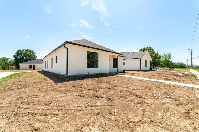 Building Photo - 220 Green Meadows Cir