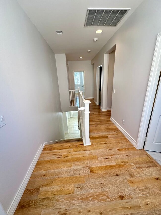 Building Photo - 4 bedroom beautiful Irvine home in gated N...