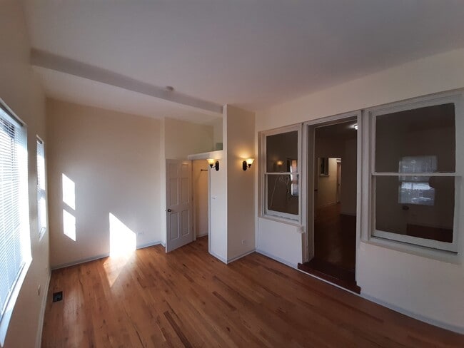 Building Photo - 5118 N Kenmore Ave