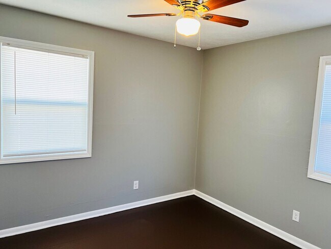 Building Photo - Updated 2 Bedroom Near Downtown Junction City