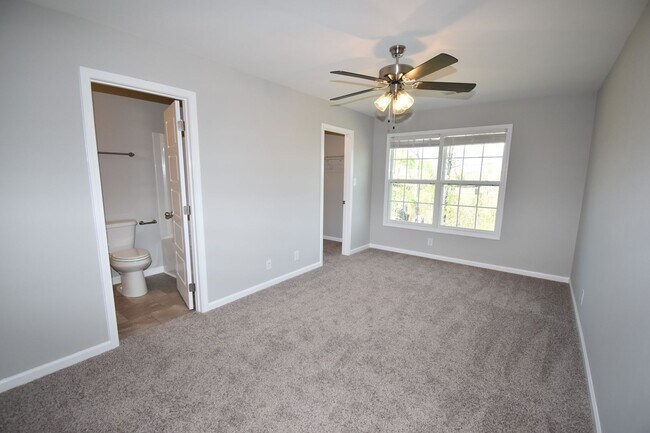 Building Photo - The Stowe Court Dog Friendly Condo for rent!