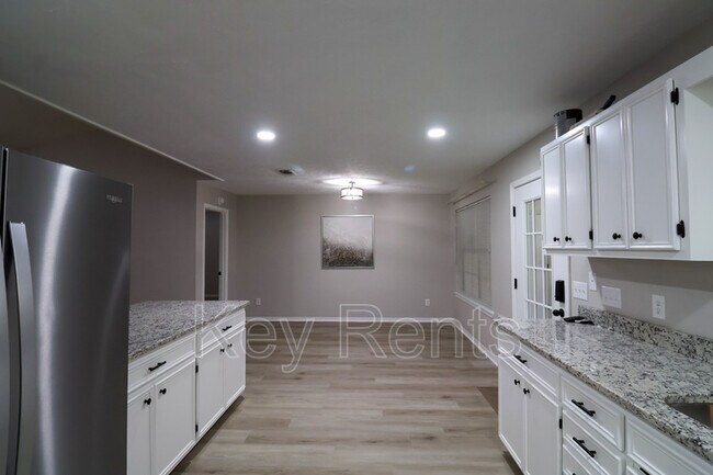 Building Photo - 9001 Thompson Dr