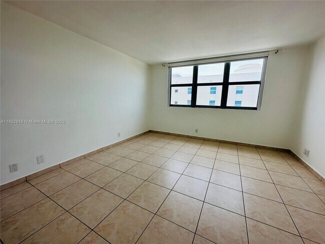 Building Photo - 9225 Collins Ave