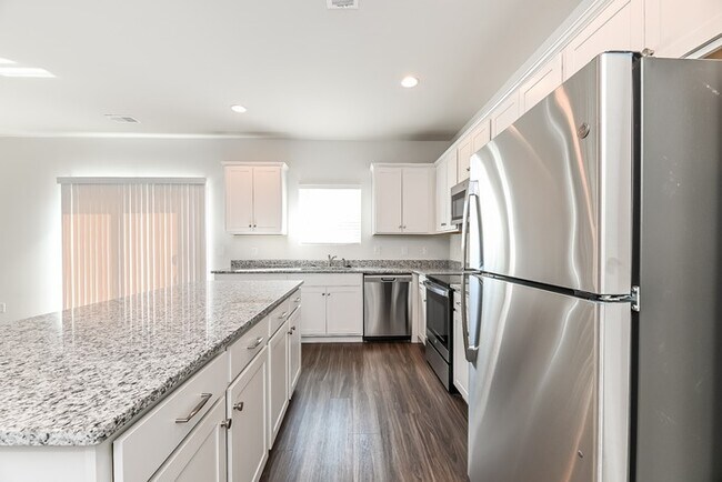 Building Photo - Modern 4 Bedroom Home in Mackey Farms