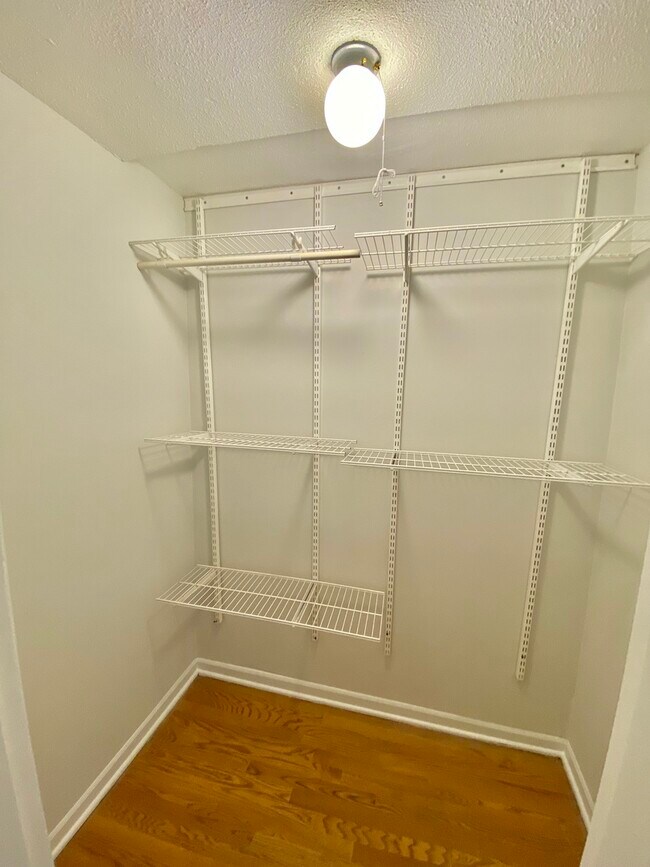 Building Photo - 2 E Oak St