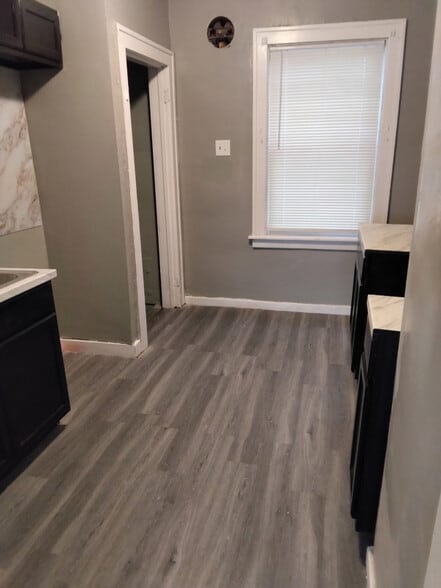 Building Photo - 19265 Riopelle St