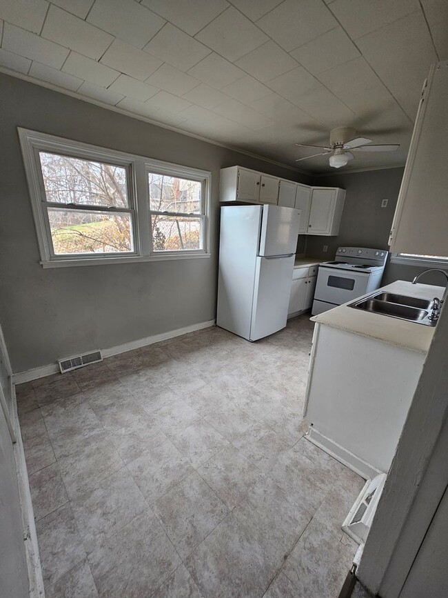 Building Photo - Newly Remodeled 2 bedroom