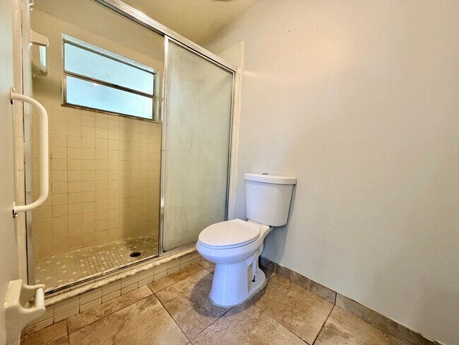Building Photo - Spacious Home with Large Yard and Central Location! Close to Major Shopping and Dining!