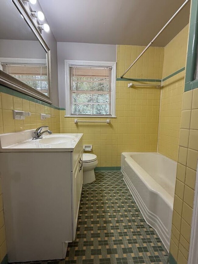 Building Photo - 3 bed 1.5 Bath in Decatur!