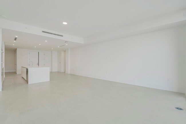 Building Photo - 220 Lake Shore Dr