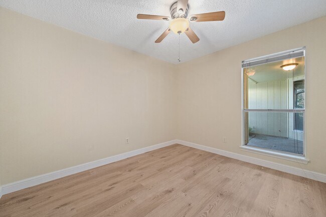 Building Photo - 3819 Deerbrook Dr