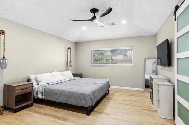 Building Photo - 467 Reseda Dr