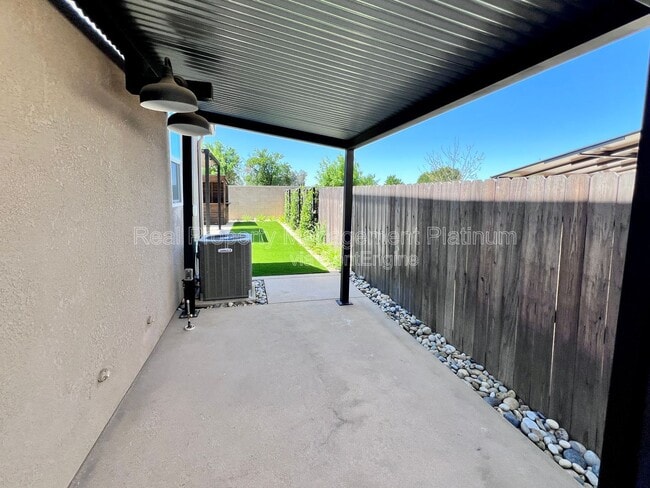 Building Photo - 2038 N Perry Ln