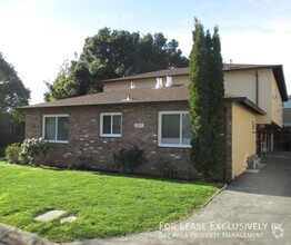 Building Photo - Upstairs 1 BR/ 1BA with mid-century charm,...