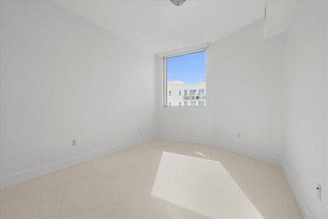 Building Photo - 3030 NE 188th St