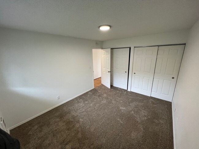 Building Photo - Townhouse in Tigard $1575 + utilities
