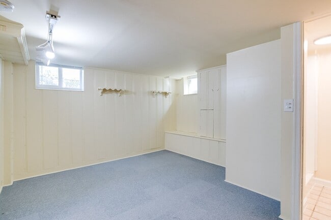 Building Photo - Charming End-Unit Townhome