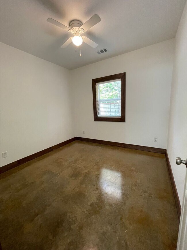 Building Photo - County Living, 2 bed barndominium