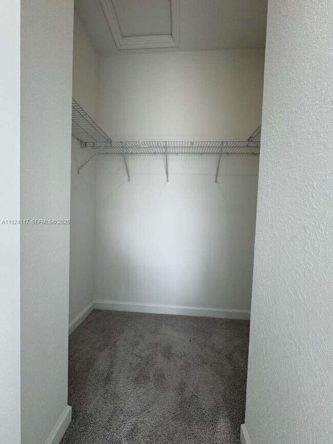 Building Photo - 632 SE 14th Ct