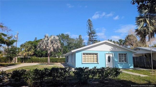 Building Photo - 1097 NE Kubin Ave