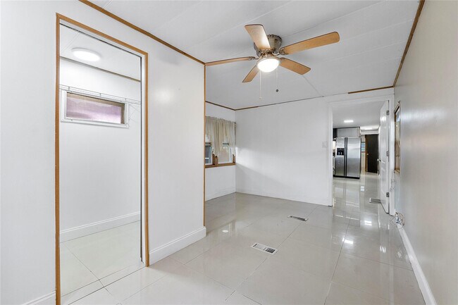 Building Photo - 2710 E Marina Dr
