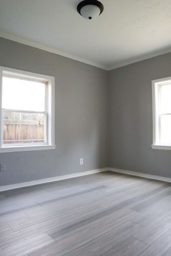 Building Photo - Modern Charm on Waverly: Renovated 3-Bed H...