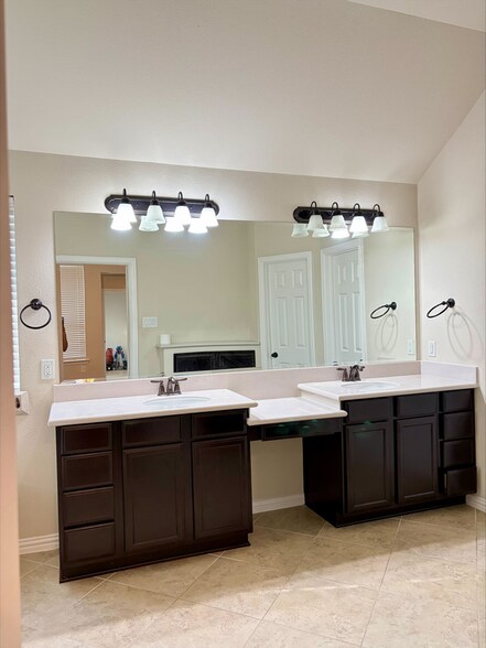 Building Photo - 3042 Currant Dr