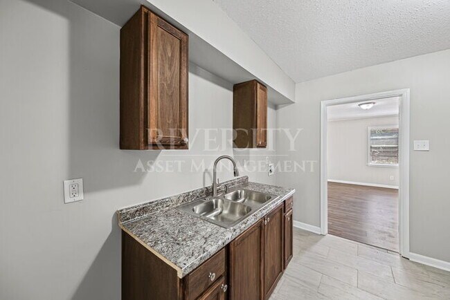 Building Photo - Big 4 bedroom, 1-Bathroom Home In Frayser!...