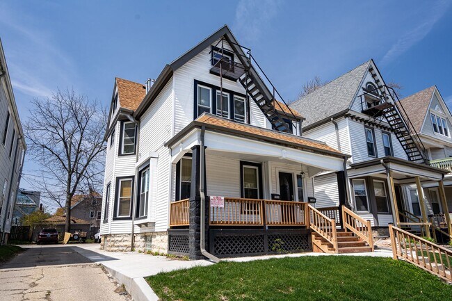 Building Photo - 4Bdrm Upper Flat of Eastside Duplex Fully ...