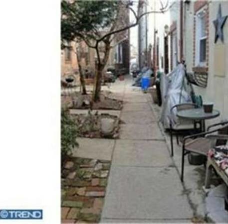 Building Photo - 706 N Bodine St