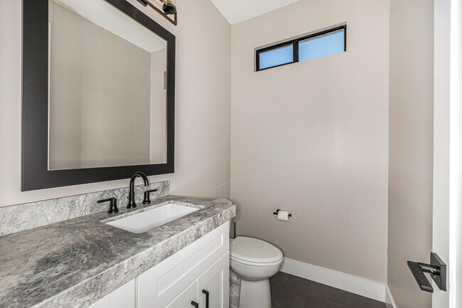 Building Photo - 3821 E Devonshire Ave